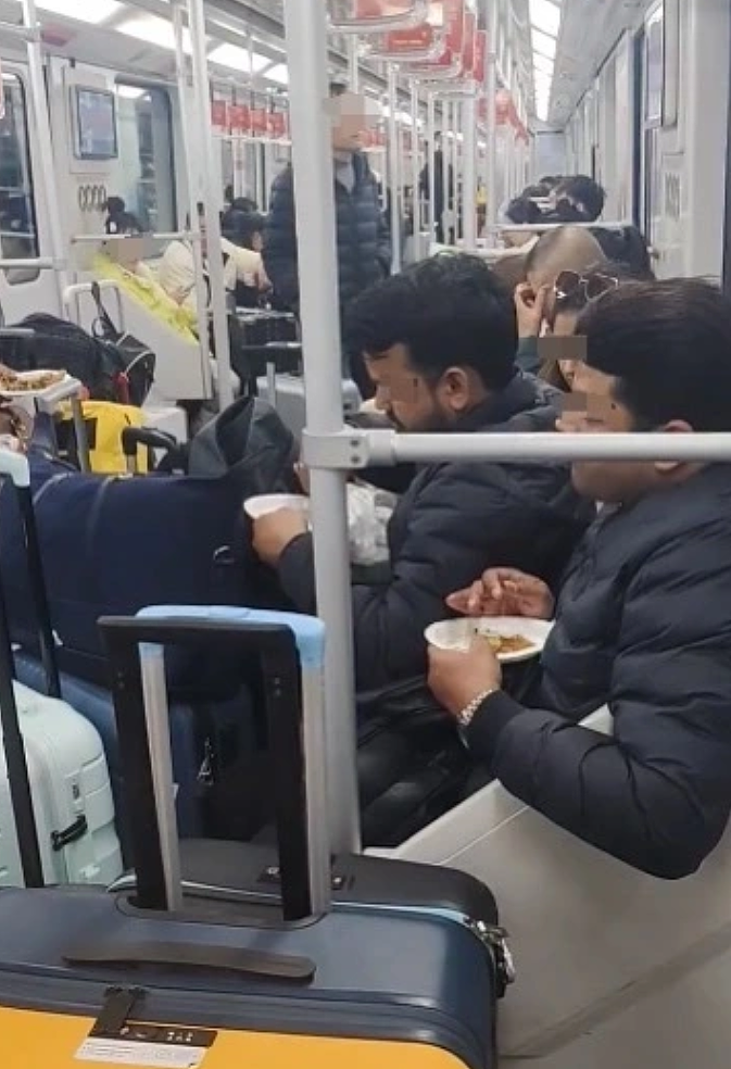 满车厢咖喱味！上海地铁多名外籍人士在车厢内吃东西，被骂上热搜（视频/组图） - 1