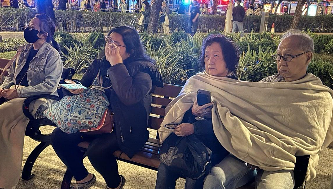 最痛一刻!宏福苑开放遗体照片和遗物辨认,家属排队确认亲人最后身影(组图) - 4