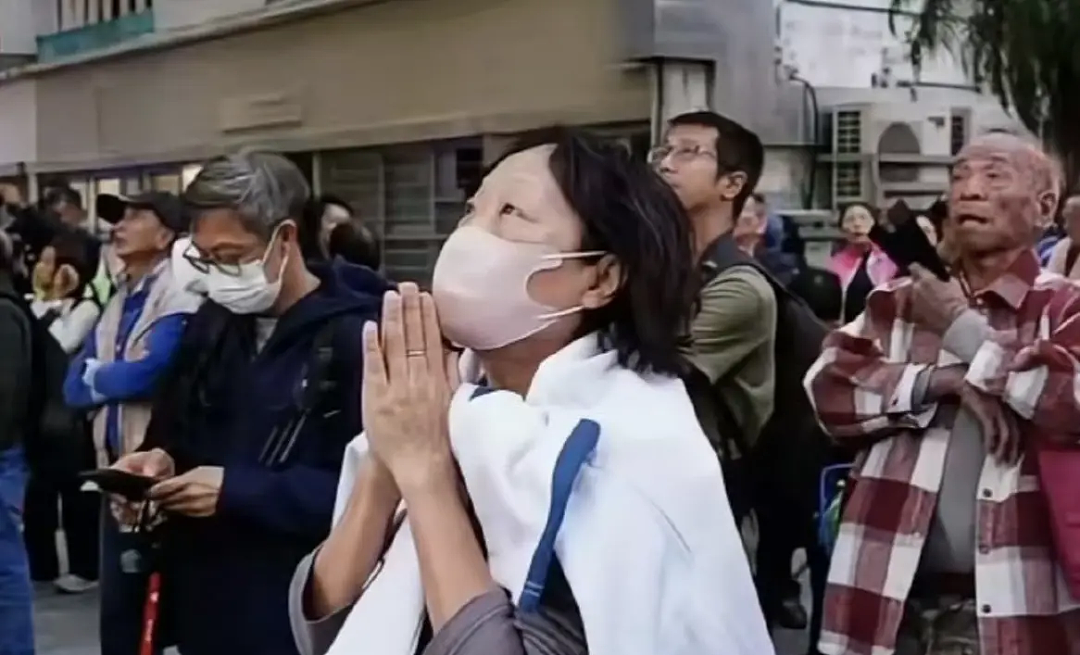 香港起火大楼内发现生还者!工人抽烟引发火灾?易燃材料疑包裹整楼封死窗户(组图) - 24