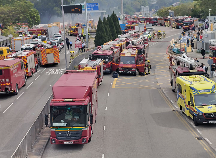 香港火灾75人遇难,遗体照片和遗物辨认程序开放,一名生还者被救出...(组图) - 5