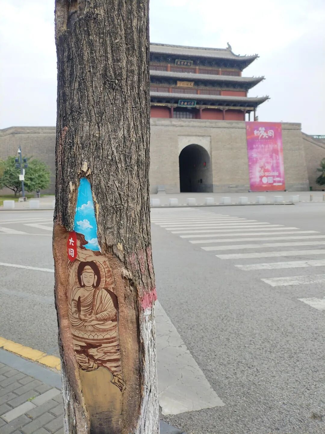 街头艺术还是市容破坏？女画家在山西运城街头为树洞绘画，不到24小时就被城管叫停！网友：创作遇上规矩（组图） - 23