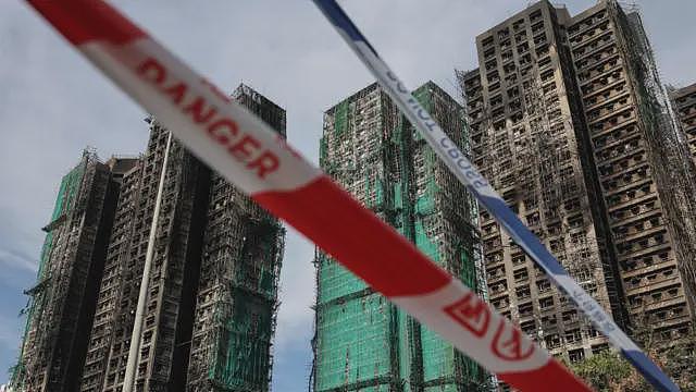 香港宏福苑大火死者增至128人仍有约200人情况不明，官方确认8座大厦火警钟不能有效操作（组图） - 1