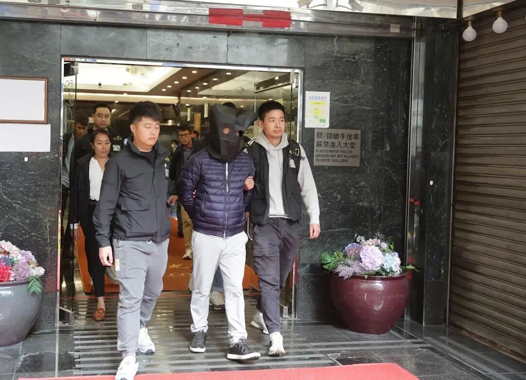 香港起火大楼内发现生还者!工人抽烟引发火灾?易燃材料疑包裹整楼封死窗户(组图) - 3
