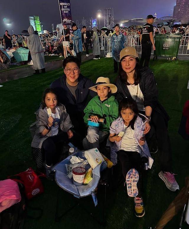 霍家三公子大婚，新娘婚纱简单小腹微凸，霍震庭朱玲玲低调出席（组图） - 7