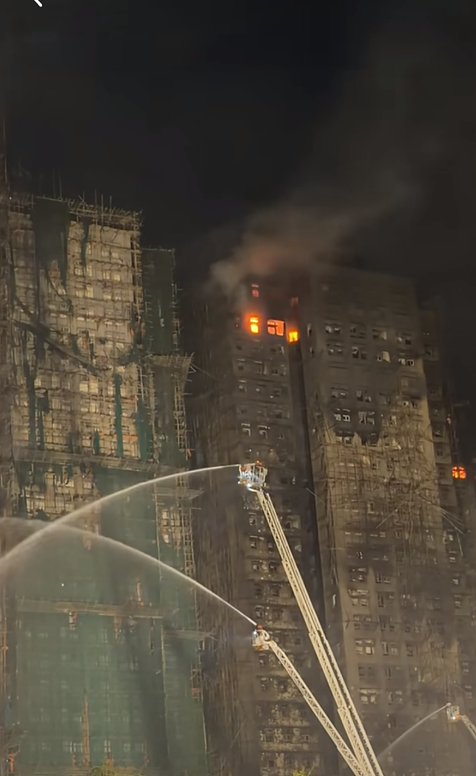 香港火灾75人遇难,遗体照片和遗物辨认程序开放,一名生还者被救出...(组图) - 3