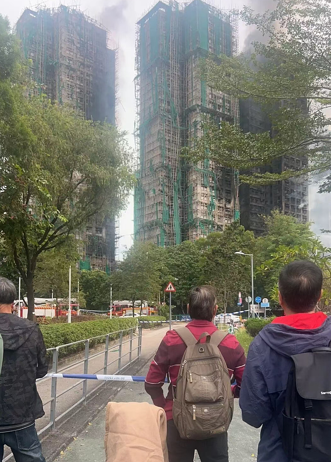 最痛一刻!宏福苑开放遗体照片和遗物辨认,家属排队确认亲人最后身影(组图) - 6