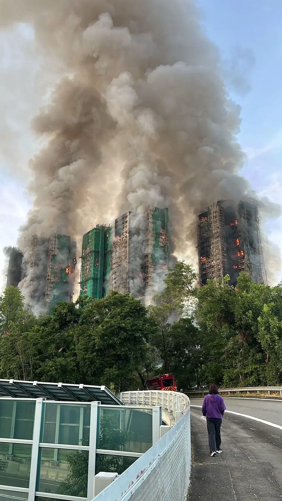 香港起火大楼内发现生还者!工人抽烟引发火灾?易燃材料疑包裹整楼封死窗户(组图) - 8