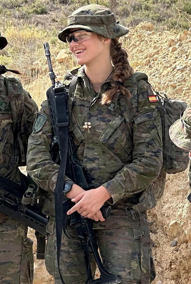 西班牙最美公主军装照惊艳全网:帅我一脸,不愧是未来的女王(组图) - 8