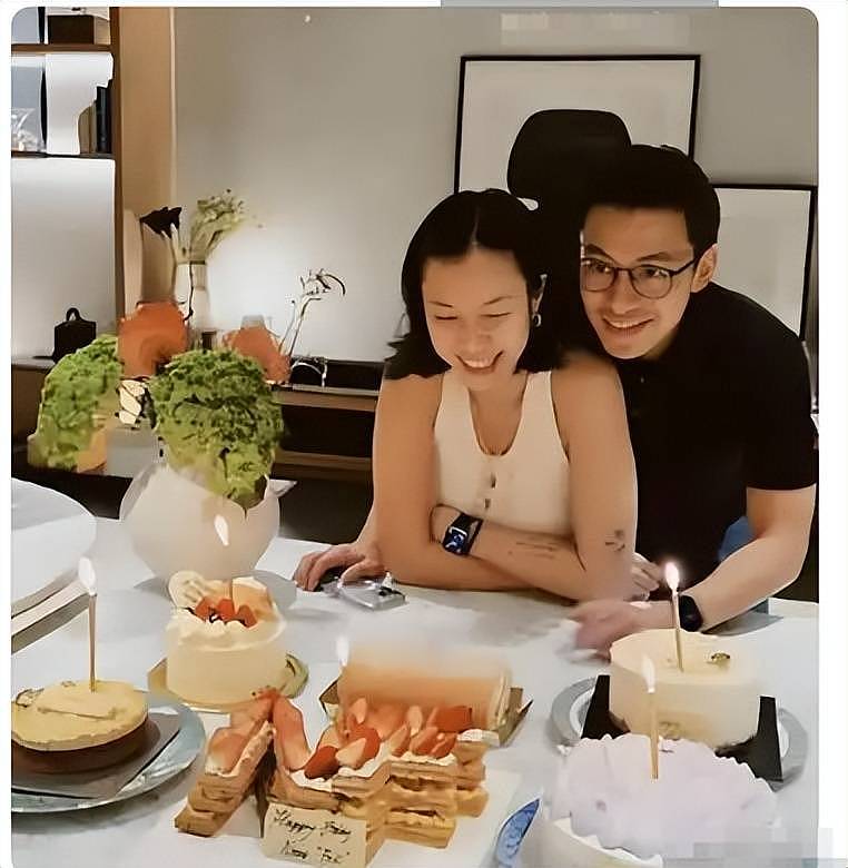 霍家三公子大婚，新娘婚纱简单小腹微凸，霍震庭朱玲玲低调出席（组图） - 10