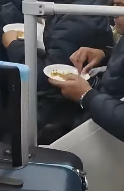 满车厢咖喱味！上海地铁多名外籍人士在车厢内吃东西，被骂上热搜（视频/组图） - 4