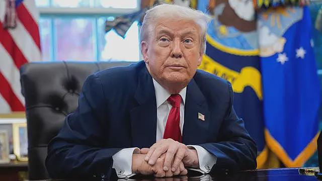 特朗普政府将重新审查来自19个国家的绿卡持有人(图) - 1