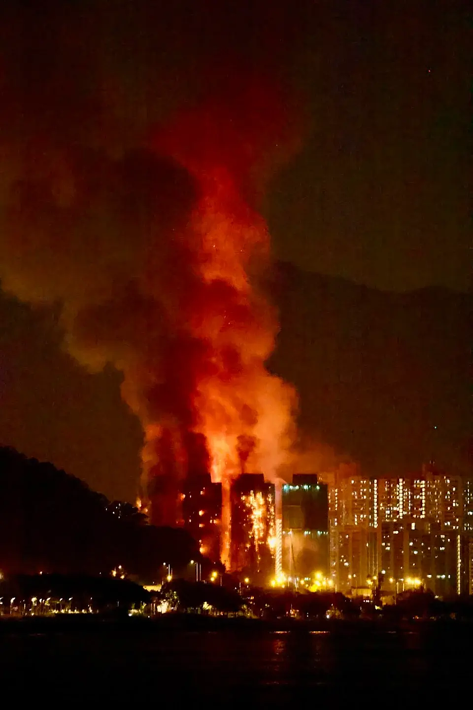 香港起火大楼内发现生还者!工人抽烟引发火灾?易燃材料疑包裹整楼封死窗户(组图) - 2