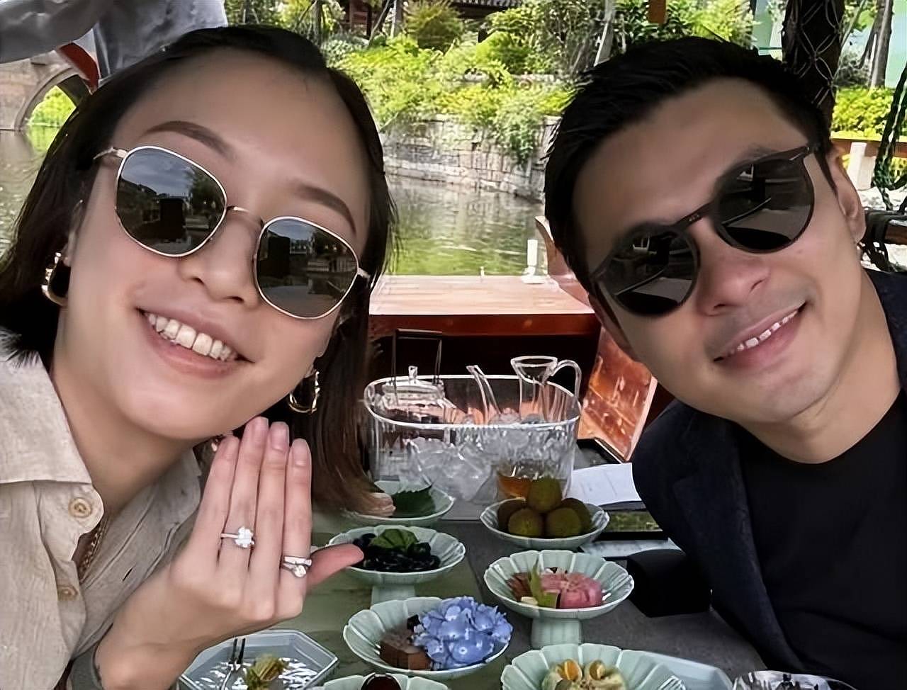 霍家三公子大婚，新娘婚纱简单小腹微凸，霍震庭朱玲玲低调出席（组图） - 11