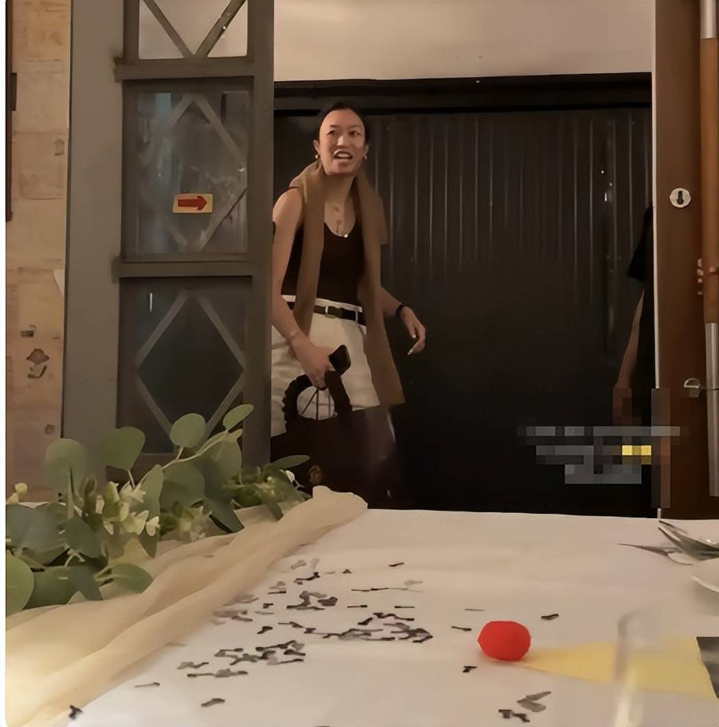 霍家三公子大婚，新娘婚纱简单小腹微凸，霍震庭朱玲玲低调出席（组图） - 9