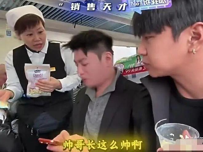 列车售货员因多收旅客1块钱和2只烧鸡被停职,官方通报(组图) - 2