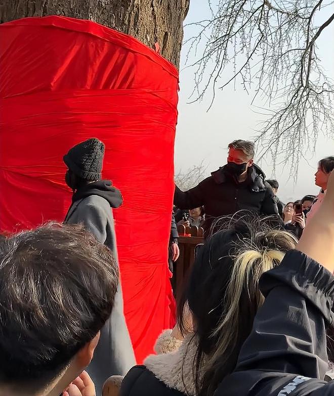 李乃文现身大孤山祈福，满头白发疲惫无神，袁姗姗眼圈肿胀发乌（组图） - 3