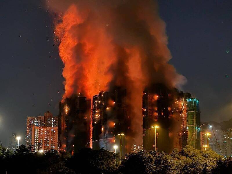 香港大火逾百死,中国官媒深夜PO“吃叉烧”,被骂翻删文(组图) - 1