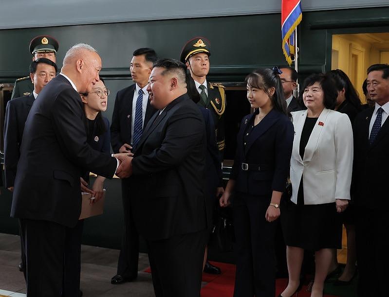 陪父访中闯祸被“冷处理”？金正恩爱女破纪录神隐84天，外界揣测四起（组图） - 1