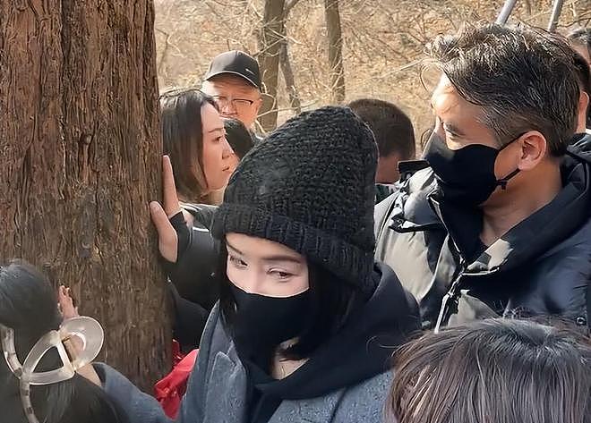李乃文现身大孤山祈福，满头白发疲惫无神，袁姗姗眼圈肿胀发乌（组图） - 4