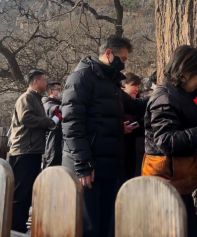 李乃文现身大孤山祈福，满头白发疲惫无神，袁姗姗眼圈肿胀发乌（组图） - 10