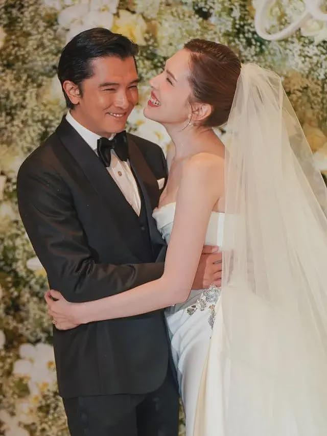 李靓蕾现身好友婚礼!四处搭讪大嘴吓人,深V开到腰抢尽新娘风头(组图) - 15