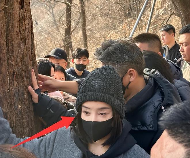 李乃文现身大孤山祈福，满头白发疲惫无神，袁姗姗眼圈肿胀发乌（组图） - 5