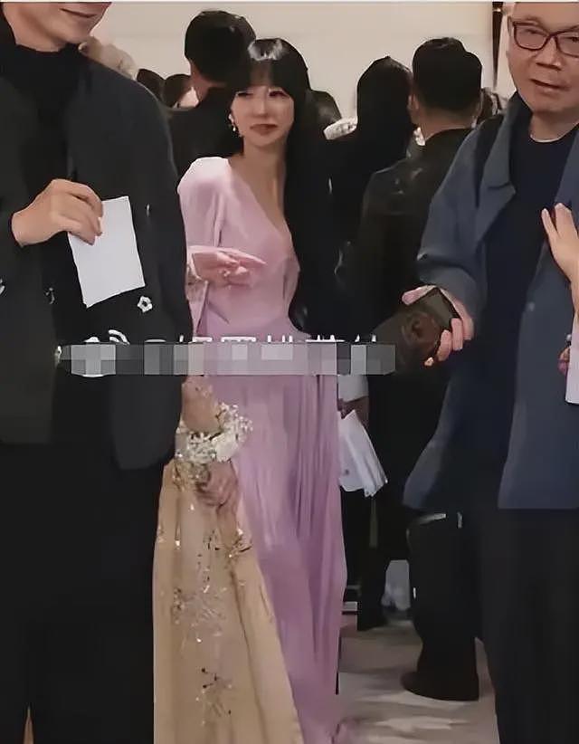 李靓蕾现身好友婚礼!四处搭讪大嘴吓人,深V开到腰抢尽新娘风头(组图) - 28