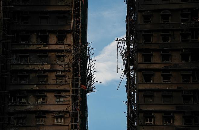 香港五级大火遇难老人生前最后一刻手握身份证(组图) - 5