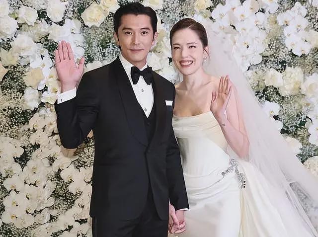 李靓蕾现身好友婚礼!四处搭讪大嘴吓人,深V开到腰抢尽新娘风头(组图) - 13