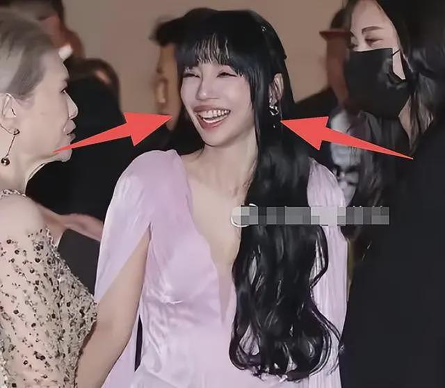 李靓蕾现身好友婚礼!四处搭讪大嘴吓人,深V开到腰抢尽新娘风头(组图) - 29