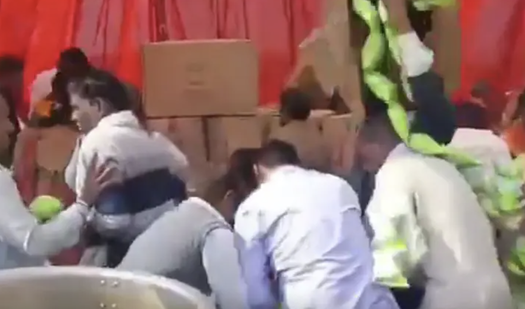 抓马！ 383对新人集体办婚礼，下秒上演百人疯狂抢薯片，瞬间变踩踏现场（组图） - 1