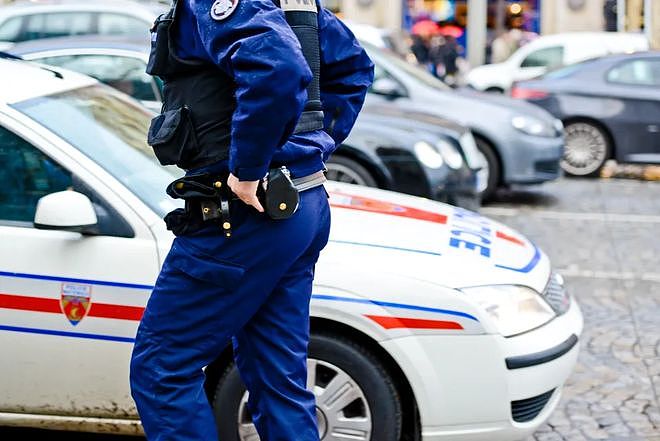 法国政府高官被控给240名女求职者下利尿剂,“让她们生理失控”(组图) - 5