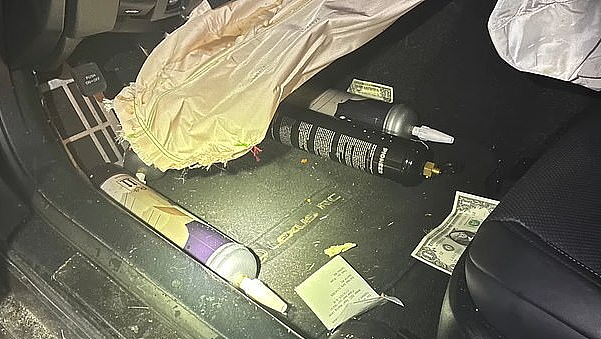 美国一女子衣不蔽体，在驾车时吸食毒品“笑气”被捕，警方执法记录仪画面曝光（组图） - 3
