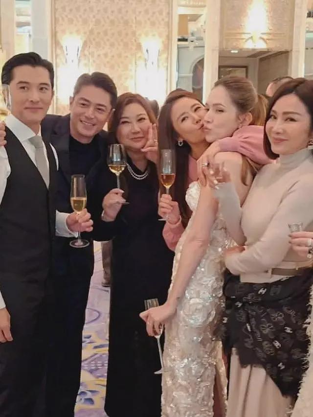 李靓蕾现身好友婚礼!四处搭讪大嘴吓人,深V开到腰抢尽新娘风头(组图) - 22