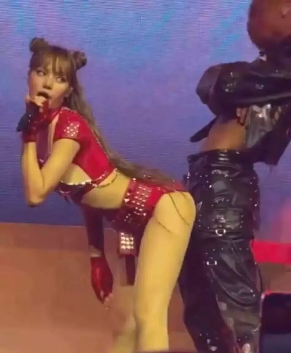 Lisa“擦边”演出造型遭审判，带货女王炸翻全网（组图） - 3
