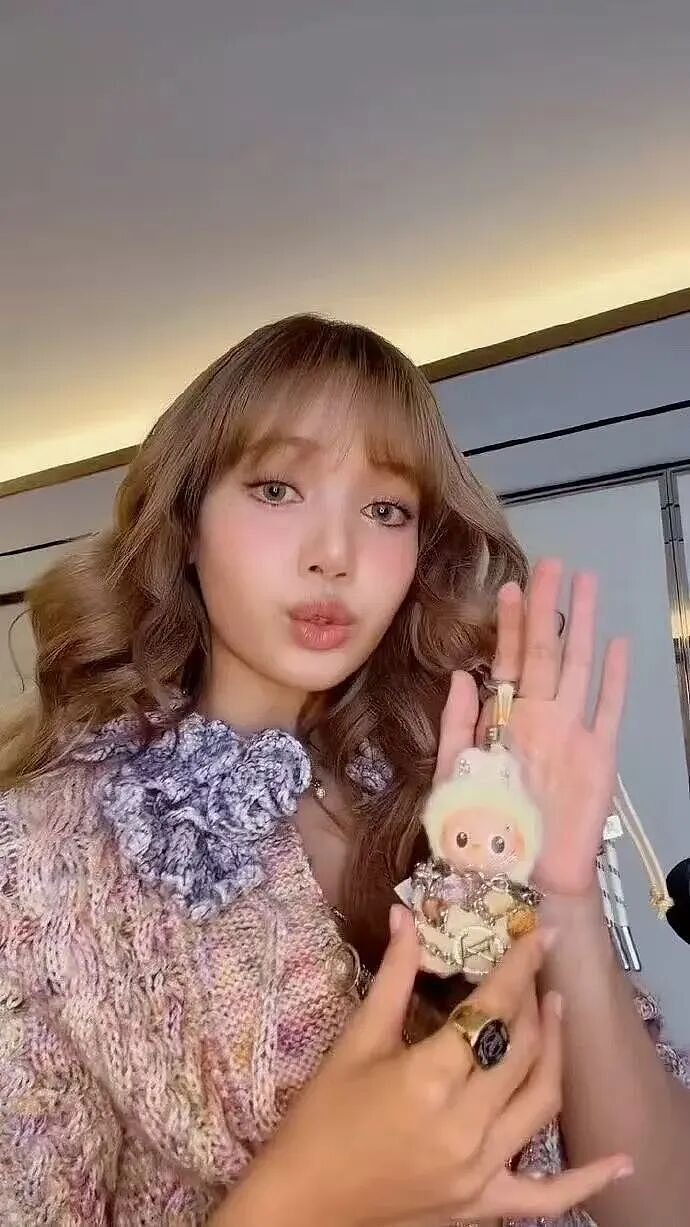 Lisa“擦边”演出造型遭审判，带货女王炸翻全网（组图） - 4