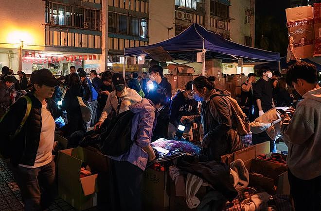 香港五级大火遇难老人生前最后一刻手握身份证(组图) - 1