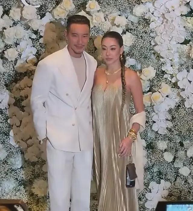 李靓蕾现身好友婚礼!四处搭讪大嘴吓人,深V开到腰抢尽新娘风头(组图) - 2