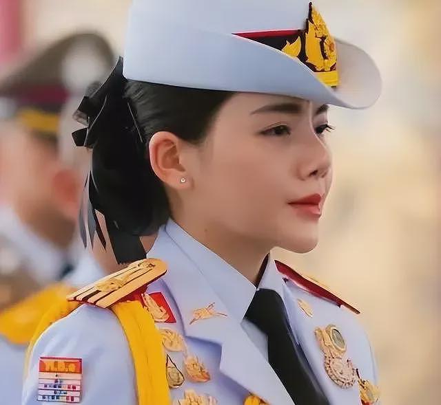 泰王身边现00后神秘女人，诗妮娜和欧拉弄消失（组图） - 5