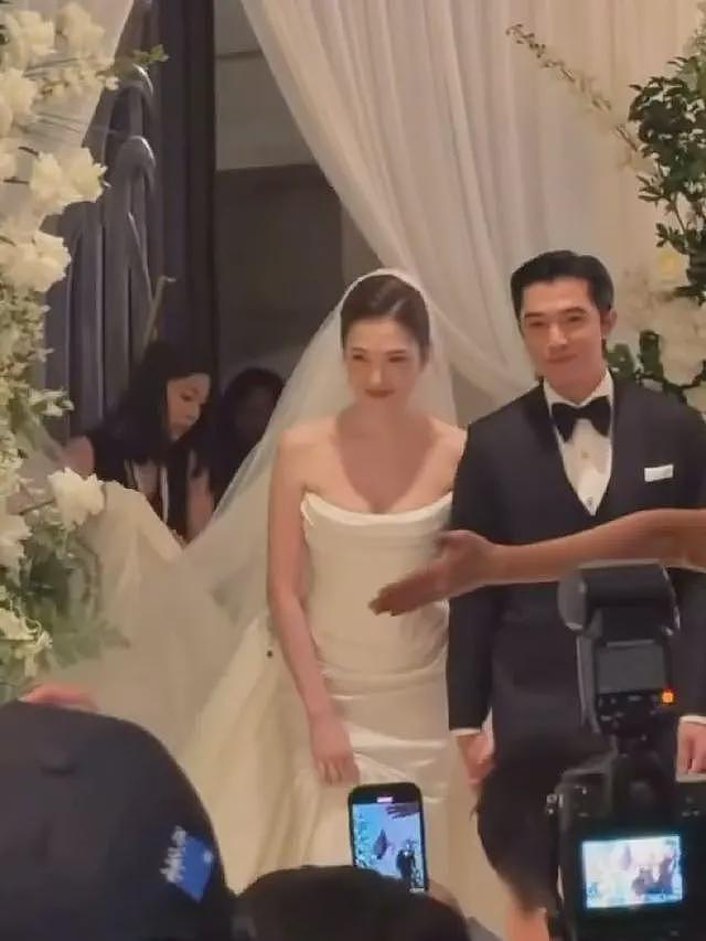 李靓蕾现身好友婚礼!四处搭讪大嘴吓人,深V开到腰抢尽新娘风头(组图) - 24