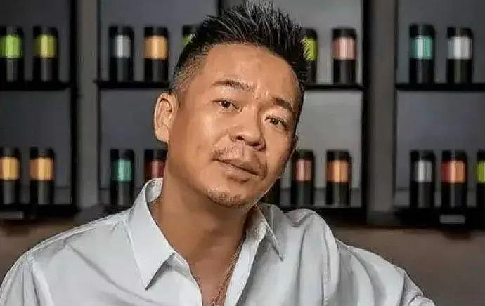 “屏幕硬汉”路边小便！孙浩四处张望怕被发现仍翻车（组图） - 1