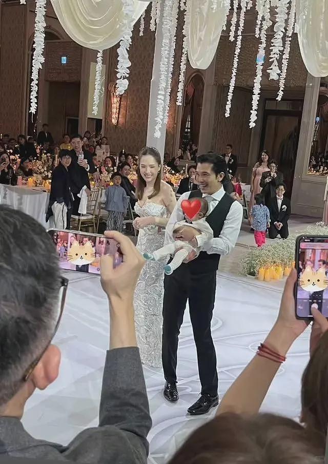 李靓蕾现身好友婚礼!四处搭讪大嘴吓人,深V开到腰抢尽新娘风头(组图) - 6