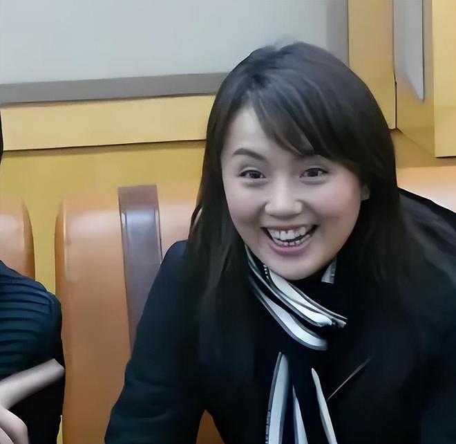 李乃文现身大孤山祈福，满头白发疲惫无神，袁姗姗眼圈肿胀发乌（组图） - 15