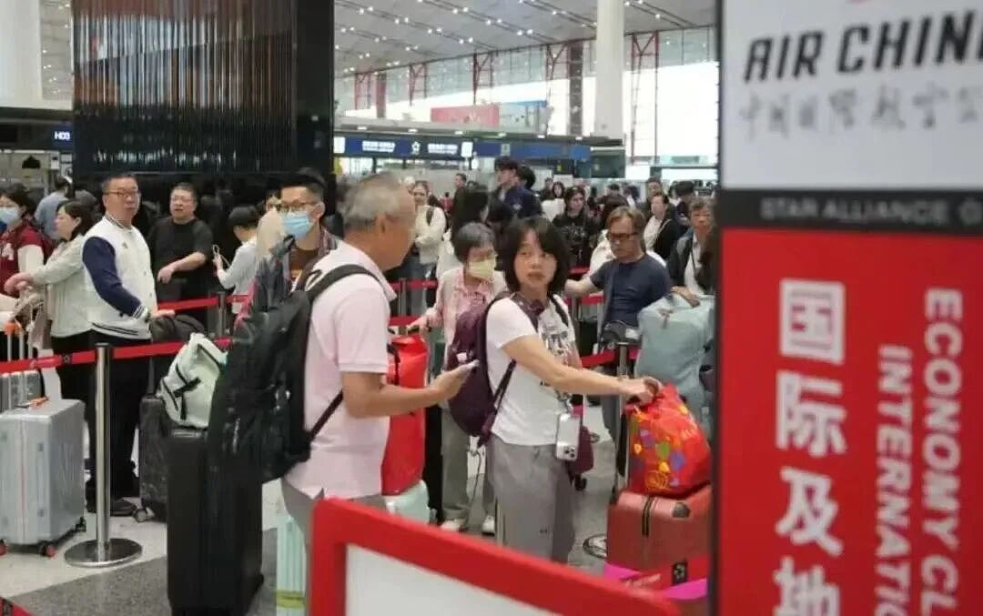 中日春节往返航班被砍!留学生:机票3天翻3倍,妈妈电话轰炸“催回国”(组图) - 3
