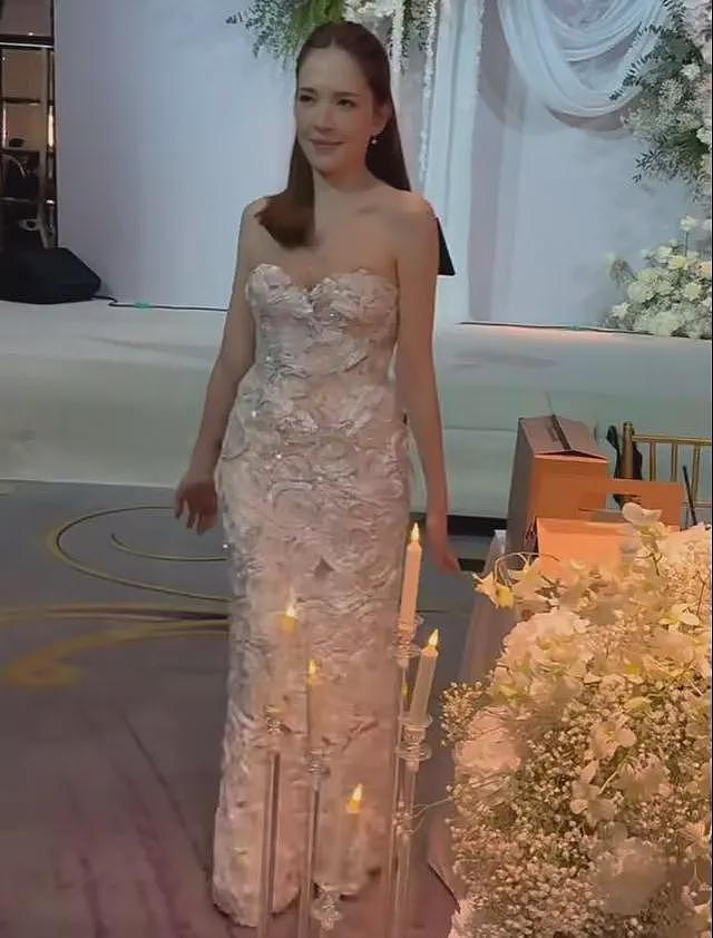 李靓蕾现身好友婚礼!四处搭讪大嘴吓人,深V开到腰抢尽新娘风头(组图) - 8