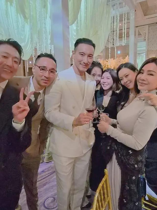 李靓蕾现身好友婚礼!四处搭讪大嘴吓人,深V开到腰抢尽新娘风头(组图) - 4