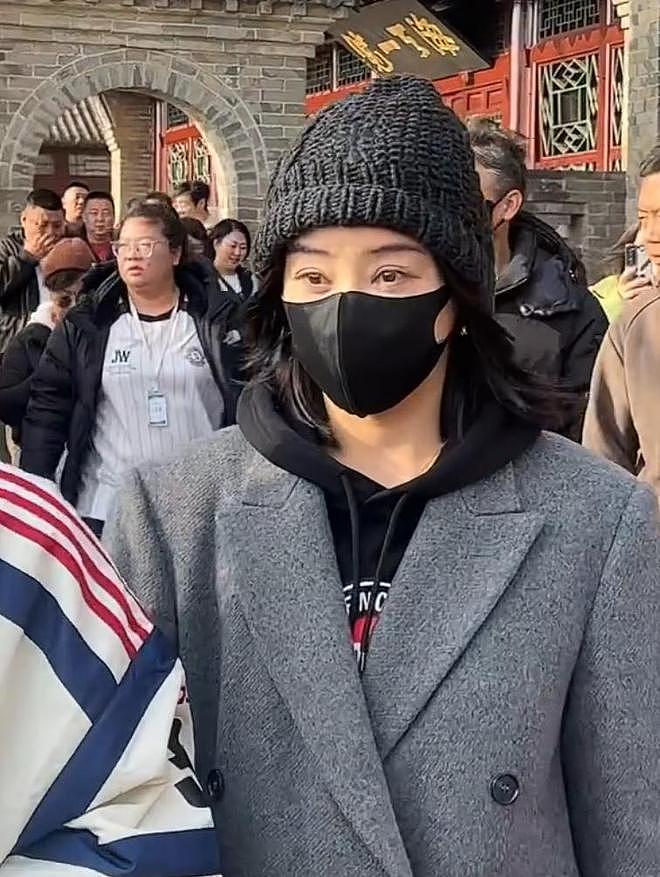 李乃文现身大孤山祈福，满头白发疲惫无神，袁姗姗眼圈肿胀发乌（组图） - 17