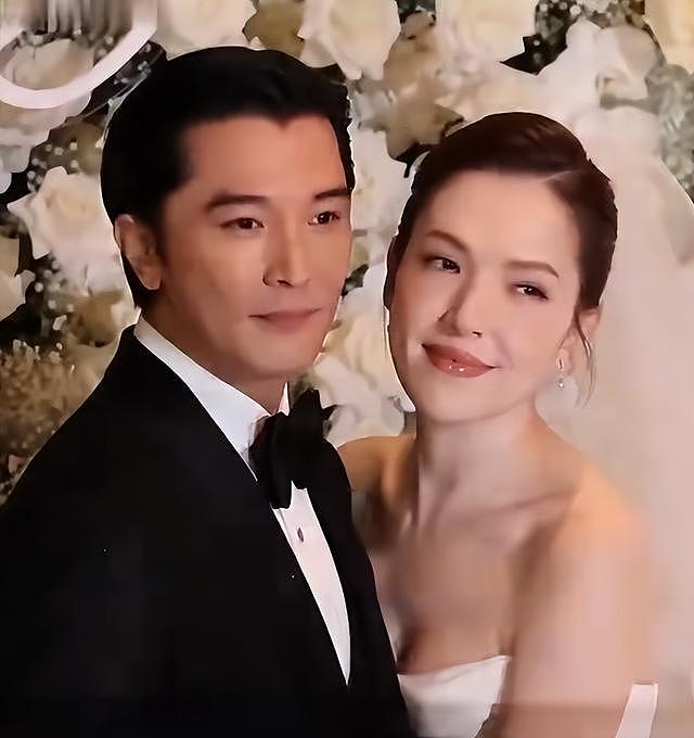 李靓蕾现身好友婚礼!四处搭讪大嘴吓人,深V开到腰抢尽新娘风头(组图) - 1