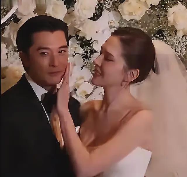 李靓蕾现身好友婚礼!四处搭讪大嘴吓人,深V开到腰抢尽新娘风头(组图) - 11