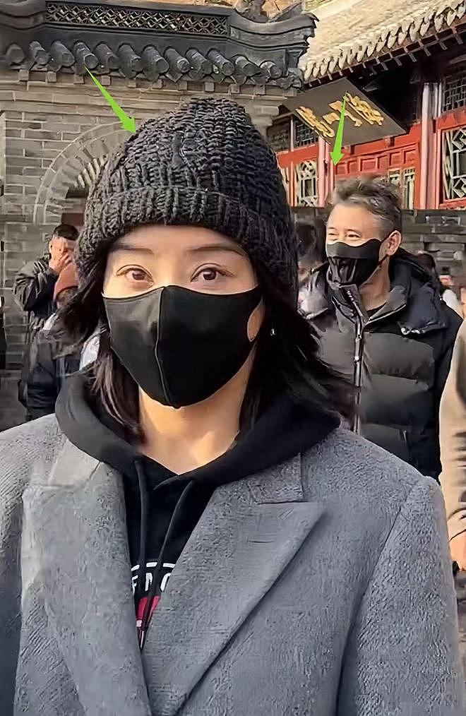 李乃文现身大孤山祈福，满头白发疲惫无神，袁姗姗眼圈肿胀发乌（组图） - 1